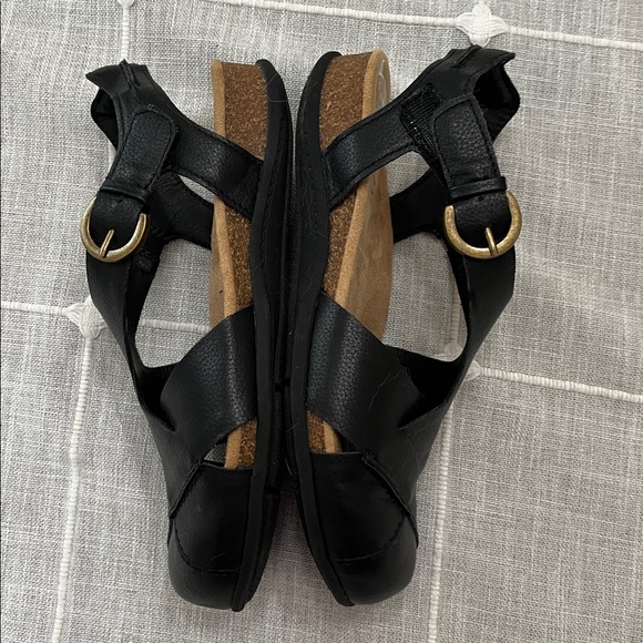 EARTH ORIGINS Women's Black Sandals - Picture 3 of 6